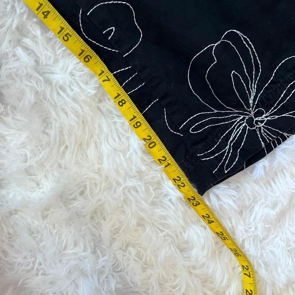 🍟Y2K Black & White Floral Embroidered Capri Cargo Pants Size 8 - Picture 7 of 8